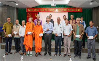 Thứ trưởng Y Vinh Tơr gặp mặt đoàn đại biểu Người có uy tín trong đồng bào DTTS tỉnh Vĩnh Long