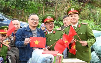 Trao cờ Tổ quốc hỗ trợ người dân vùng biên Pa Tần