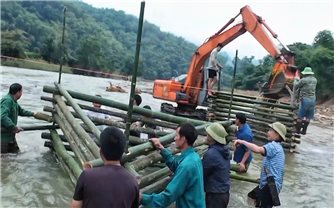 Thanh Hóa: Người dân Chung Sơn chung tay dựng cầu tạm vượt khó