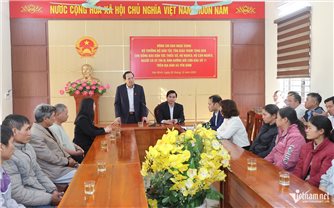 Bộ trưởng Đào Ngọc Dung tặng quà cho các gia đình bị ảnh hưởng bởi bão số 11 ở Lạng Sơn