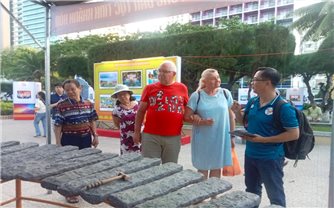 Thanh âm đàn đá làm say lòng du khách quốc tế