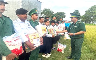 Đồn Biên phòng Phú Mỹ trao học bổng Dự án “Cán bộ, chiến sĩ Quân đội nâng bước em đến trường”