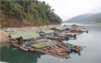 Thoát nghèo nhờ nuôi cá lồng trong lòng hồ thủy điện lớn nhất Bắc Miền Trung