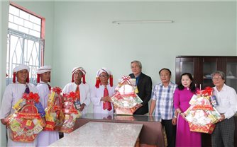 Ninh Thuận: Lãnh đạo Ủy ban MTTQ Việt Nam tỉnh thăm, chúc Tết Ramưwan 2025