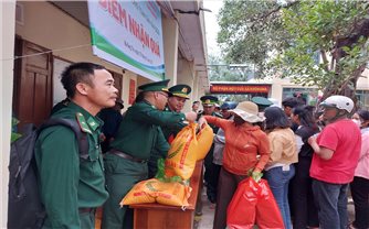 Đắk Lắk: Tặng 300 suất quà cho gia đình chính sách, hộ nghèo trong Ngày hội Biên phòng toàn dân