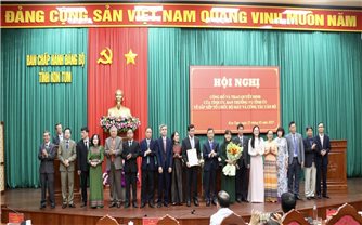 Kon Tum: Trao quyết định về sắp xếp tổ chức bộ máy và công tác cán bộ