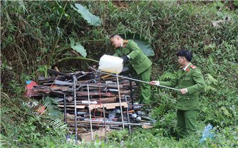 Hà Giang: Tiêu hủy hơn 300 vũ khí, vật liệu nổ, công cụ hỗ trợ do người dân giao nộp