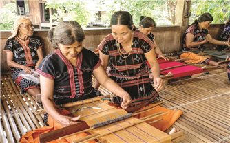 Sắc màu thổ cẩm Tà Bhing