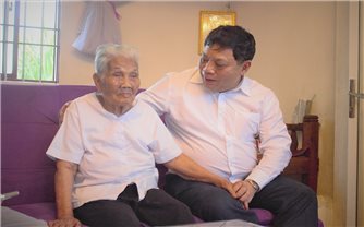 Thứ trưởng Bộ Dân tộc và Tôn giáo Nguyễn Hải Trung thăm, tặng quà Mẹ Việt Nam Anh hùng tại tỉnh Sóc Trăng