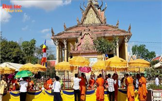 Phum sóc rộn ràng Tết Chôl Chnăm Thmây