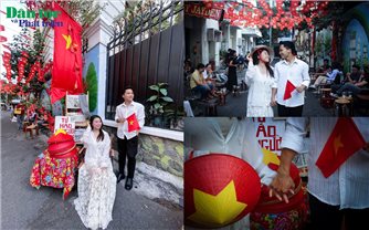 TP. Hồ Chí Minh rực rỡ cờ hoa, giới trẻ háo hức lưu lại những bức ảnh kỷ niệm