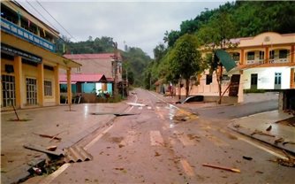 Mưa kèm gió lốc khiến hàng chục nhà dân ở huyện Bảo Yên bị hư hỏng