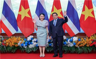 Thủ tướng Phạm Minh Chính cùng Thủ tướng Thái Lan tham quan triển lãm sản phẩm thủ công mỹ nghệ Việt Nam