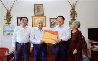 Trưởng ban Tuyên giáo và Dân vận Trung ương Nguyễn Trọng Nghĩa thăm các gia đình tập kết ra Bắc tiêu biểu tại Bình Định