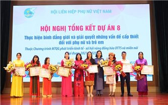 Phó Giám đốc phụ trách sở Dân tộc và Tôn giáo Quảng Trị nhận Bằng khen của Trung ương Hội LHPN Việt Nam