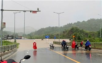 Mưa lớn kéo dài khiến nhiều tỉnh miền núi phía Bắc bị ngập sâu, giao thông tê liệt, nguy cơ cao xảy ra sạt lở