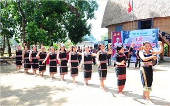 Người Ba Na thôn Kroong Ktu hoàn thành trùng tu nhà rông văn hoá