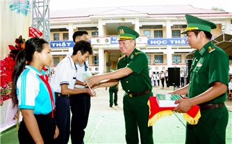 BĐBP tỉnh Sóc Trăng trao học bổng Dự án “Cán bộ, chiến sĩ Quân đội nâng bước em tới trường”