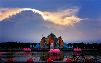 Đại lễ Vesak Liên Hợp Quốc 2025: Mây ngũ sắc xuất hiện ngay nơi tôn trí Xá lợi Đức Phật, người dân bày tỏ tôn kính