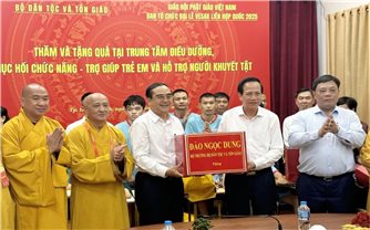 Bộ trưởng Bộ Dân tộc và Tôn giáo Đào Ngọc Dung thăm, tặng quà trẻ em khuyết tật