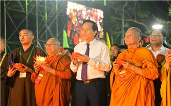 Bộ trưởng Bộ Dân tộc và Tôn giáo Đào Ngọc Dung dự Lễ hội hoa đăng cầu nguyện hòa bình