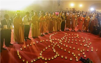 Vesak 2025: Hàng nghìn ngọn nến cầu nguyện hòa bình thắp sáng màn đêm tại núi Bà Đen