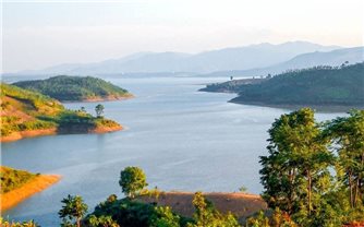 Khám phá lòng hồ Ya Ly – “Viên ngọc xanh” giữa núi rừng Kon Tum