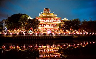 Đông đảo phật tử và người dân về chùa Pháp Hoa thả hoa đăng mừng Đại lễ Phật đản