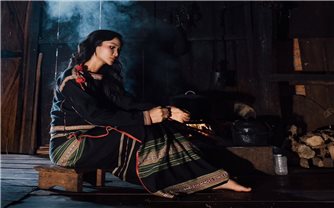 Vì sao hoa hậu H’Hen Niê thành công nhưng không bỏ nhà dài?