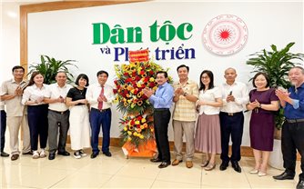 Lãnh đạo Ban Tuyên giáo và Dân vận Trung ương thăm, chúc mừng Báo Dân tộc và Phát triển