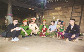 Những chuyến đi “tìm chữ” ở vùng cao