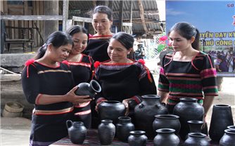 Bế giảng, trao chứng nhận cho học viên Lớp trang trí hoa văn trên gốm của người M’nông