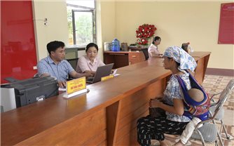 Người dân miền núi phấn khởi được giao dịch giải quyết hành chính tại xã