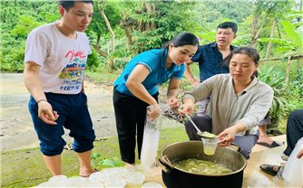 Bữa cơm ấm áp ngày lũ của đồng bào Thái bản Vẽ