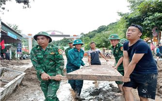 Bộ đội Biên phòng Nghệ An giúp dân khắc phục hậu quả mưa lũ