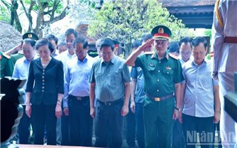 Thủ tướng Phạm Minh Chính dâng hương tại Bảo tàng Đại tướng Nguyễn Chí Thanh ở thành phố Huế