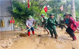 Những bước chân vội vã trong nước lũ