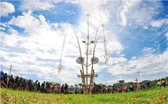 Vũ trụ trên cây nêu của người Ba Na