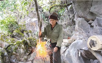 Búa rèn là tiếng của bản, lửa lò là lửa của tổ tiên để lại
