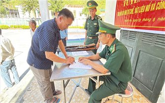 Tuyên truyền, vận động thu hồi súng tự chế trong đồng bào vùng cao