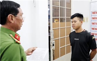 Bắt kẻ yêu cầu con nợ chụp ảnh khỏa thân, quan hệ tình dục mới cho vay tiền lãi nặng