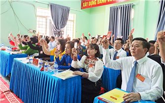 Xã biên giới “đổi” hoa mừng Đại hội thành quà cho học sinh nghèo
