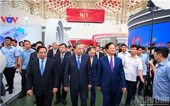 Tổng Bí thư và Thủ tướng tham quan Trung tâm Hội chợ Triển lãm Quốc gia