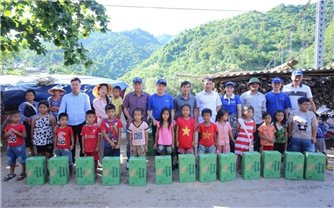 Vinamilk hỗ trợ đồng bào Nghệ An khắc phục hậu quả thiên tai