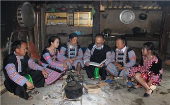 Người có uy tín giữ gìn bản sắc văn hóa dân tộc
