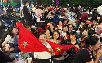 Người dân háo hức chờ xem sơ duyệt diễu binh, diễu hành