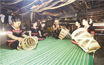 Những người giữ nghề truyền thống ở vùng cao