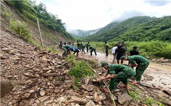 Cán bộ, chiến sĩ Biên phòng Thanh Hóa dọn sạt lở, bảo đảm giao thông an toàn