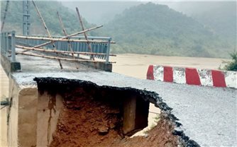 Gần 300 hộ dân xã Tam Quang bị chia cắt vì cầu bắc qua sông Cả bị sụt mố