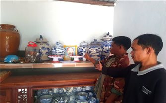 Bàn thờ Bác Hồ được đặt trang trọng trong căn nhà mới của đồng bào Cơ Tu